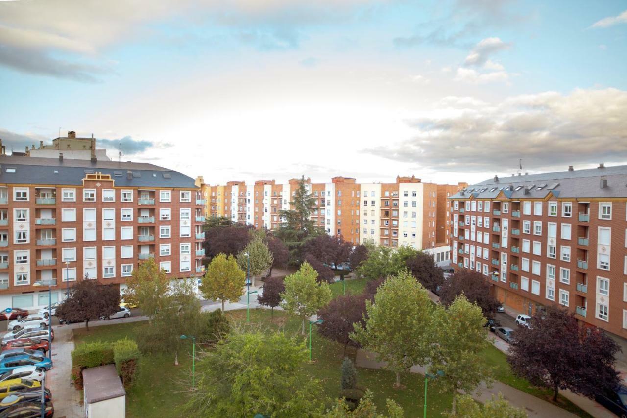 Housingleon - Conde Duplex Con Garaje Gratuito Apartment Luaran gambar